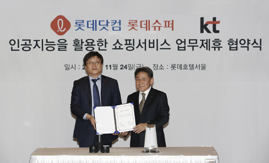 이필재 KT GiGAgenie사업단장(오른쪽), 롯데닷컴 김형준 대표가 업무협약 체결 후 기념촬영을 하고 있다. (사진=KT)