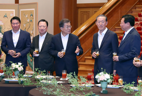 문재인 정부가 일자리·소득주도·공정를 키워드로 내세운 '사람중심 경제'를 기조로 내세우면서 '기업의 역할'이 더욱 중요해지고 있다. 지난7월28일, 청와대 본관에서 열린 간담회에서 (왼쪽부터)최태원 SK그룹 회장, 박용만 대한상공회의소 회장, 문재인 대통령, 허창수 GS그룹 회장, 신동빈 롯데그룹 회장이 담소를 나누고 있다. (사진=연합뉴스)