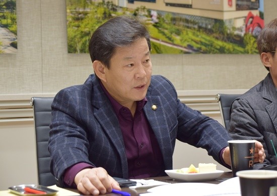 정재호 국회의원(고양시 을)이 스타필드고양 입점 후 인근 주차난을 해결하기 위한 간담회를 진행하고 있다(사진= 정재효 의원실)