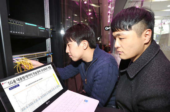 LG유플러스 직원들이 100G 스위치 장비 성능을 테스트하는 모습 (사진=LG유플러스)