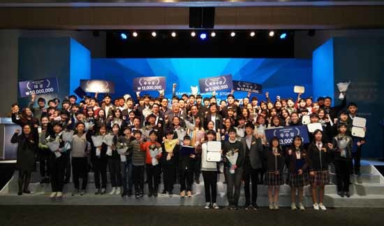 29일 서울 우면동 삼성 서울 R&D 캠퍼스에서 열린 '삼성 투모로우 솔루션'과 '삼성전자 주니어 소프트웨어 창작대회' 시상식에서 참가자들이 기념촬영을 하고 있다. (사진=삼성전자)