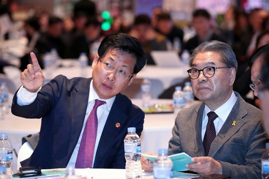 최성 고양시장과 이재정 경기도 교육청 교육감이 고양형 창조적 혁신 교육지구 업무협약 후 환담하고 있다(사진= 고양시)