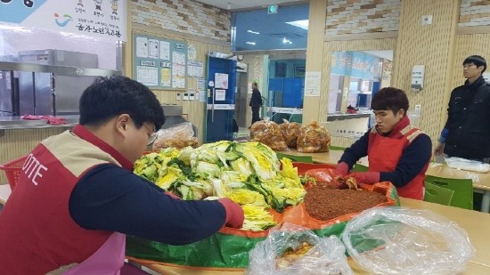 군산아울렛 신축공사 현장의 샤롯데 봉사단이 복지관 내에서 김치를 담그고 있다. (사진=롯데건설)