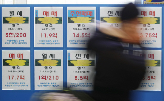 주거복지 로드맵으로 인해 서울과 경기도 지역의 집값 양극화는 더욱 심해질 것으로 예상된다. 경기도는 대규모 임대주택이 들어서는 반면, 서울의 주택 물량은 유지될 가능성이 높기 때문이다. 서울 송파구에 위치한 한 부동산중개업소의 시세안내문. (사진=연합뉴스)