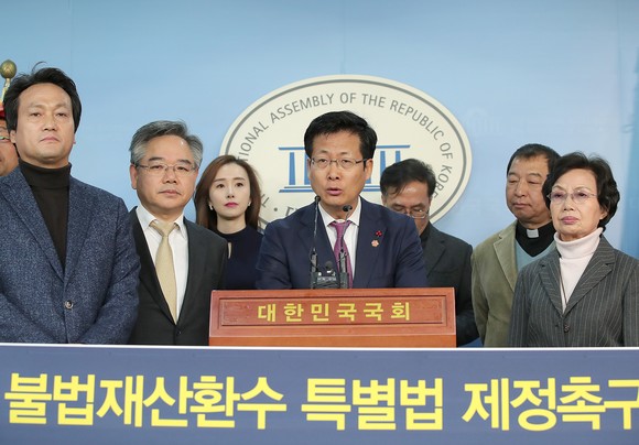 최성 고양시장이 더불어민주당 안민석 의원 등과 일명 '최순실 재산몰수 특별법' 제정을 촉구하는 기자회견을 하고 있다(사진= 최성 시장실)