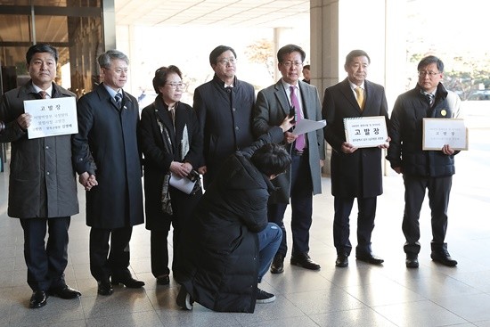 최성 고양시장이 11명의 단체장들과 공동으로 이명박 전 대통령과 원세훈 전 국정원장의 고발장을 접수하기 전 기자회견을 하고 있다(사진= 최성 시장)