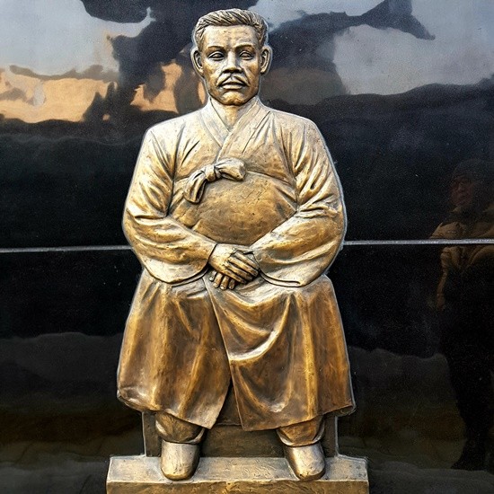 안중근 의사 동상 뒤에도 손가락이 잘못 제작돼 있다(사진= 김진부 기자)