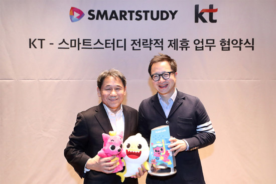 KT광화문 사옥에서 진행된 업무 협약식 행사장에서 KT 기가지니사업단장 이필재 전무(좌측)와 스마트스터디 이승규 글로벌사업본부장이 기념촬영을 하는 모습(사진=KT)