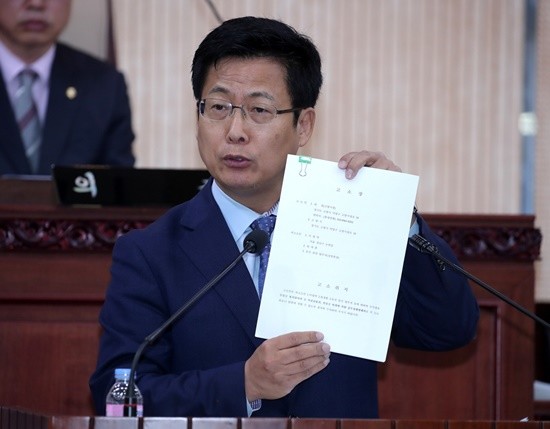 최성 고양시장이 시의회에서 이명박 등을 고소하는 고소장을 내보이고 있다(사진= 고양시)