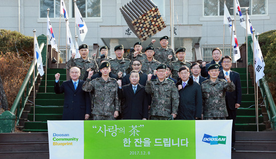 박정원 두산그룹 회장(앞줄 왼쪽에서 세 번째)이 지난 8일 강원도 양구 백두산 부대를 방문해 ‘사랑의 차’를 전달하고, 황병태 21사단장(앞줄 왼쪽에서 네 번째) 등 관계자들과 함께 기념촬영을 하고 있다. (사진=두산그룹)
