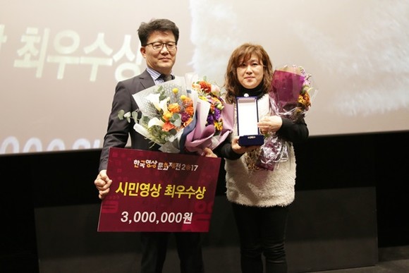 마을 미디어 활동단체 ‘이웃사촌’의 김은영 활동가(오른쪽)가 수상 후 기념촬영을 하고 있다.(사진=수원시)