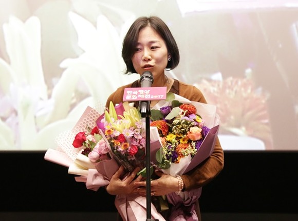 수원시 홍보기획관 영상홍보팀 임효진 주무관이 수상 소감을 말하고 있다.(사진=수원시)
