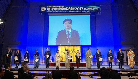 ‘교토+20 선언’ 낭독에 앞서 염태영 수원시장(오른쪽 2번째)이 소개되고 있다.(사진=수원시)