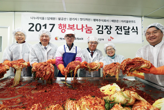 최광철(왼쪽 두번째) SK사회공헌위원회 위원장, 강재영(왼쪽 첫번째) 동반성장위원회 운영국장, 장은제(왼쪽세번째) 해맑은김치 대표, 조달현(왼쪽 네번째) 대한불교조계종 사회복지재단 이사(왼쪽 다섯번째), 이준모 한국기독교장로회 복지재단 사무국장이 11일 인천 동구의 사회적기업 해맑은김치에서 개최된 ‘SK 행복나눔 김장 전달식’에서 기념 촬영을 하고 있다. (사진=SK)