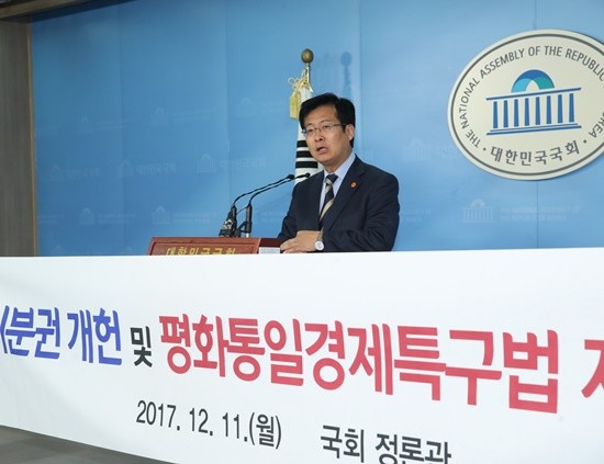 최성 고양시장이 11일 오전 국회 정론관에서 '연방제 수준의 자치분권 개헌 촉구 결의안'을 발표하고 있다(사진= 고양시)
