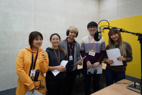 넷마블 직원들이 장애학생 교육용 동화책 영상 제작에 참여해 목소리 녹음을 하고 있다. (사진=넷마블 게임즈)