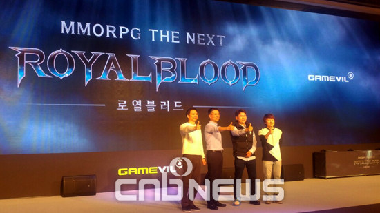 게임빌은 다른 MMORPG 게임과 차별성을 무기로 한 로열블러드를 내년 출시한다. (왼쪽부터)송재준 게임빌 부사장, 김동균 사업본부장, 장용호 PD, 백승지 AD가 11일 열린 미디어쇼케이스에서 기념사진을 촬영하고 있다. (사진=손강훈 기자)