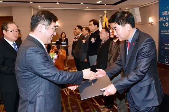 신태호 수원시 안전교통국장(오른쪽)이 수원시를 대표해 국토교통부장관 기관 표창을 받고 있다.(사진=수원시)