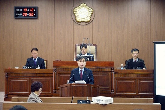 제180회 김포시의회 정례회에서 예산결산특위 위원장인 정왕룡 의원이 발언하고 있다(사진= 김포시의회)