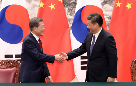 한중 정상회담으로 양국 관계가 회복되길 게임사들도 기대하고 있다. 지난 3월 이후 한한령으로 인해 중국시장 진출이 막혀있었기 때문이다. 지난 14일 악수를 나누는 문재인 대통령(왼쪽)과 시진핑 국가주석(오른쪽). (사진=연합뉴스)