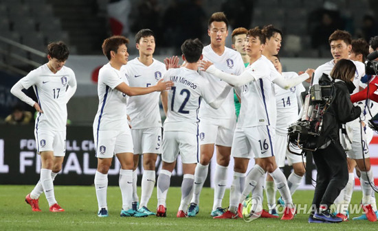 지난 12일 일본 도쿄 아지노모토 스타디움에서 열린 '2017 동아시아축구연맹(EAFF) E-1 챔피언십' 남자부 2차전 한국 대 북한 경기에서 후반18분 북한 리영철의 자책골로 한국이 1 대 0으로 승리했다. (사진=연합뉴스 제공)
