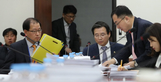 신용평가회사가 평가절차 및 행위규제를 고의·중과실로 위반해 신용등급에 현저한 영향을 미친 경우 이에 따른 투자자의 손해에 대한 배상책임을 부과함을 골자로 한 ‘자본시장과 금융투자업에 관한 법률 일부개정법률안’이 국회 정무위원회에 계류 중이다. 사진은 지난 6일 국회 정무위 법안심사소위에서 김용범 금융위원회 부위원장이 자료를 검토하고 있는 모습. (사진=연합뉴스)