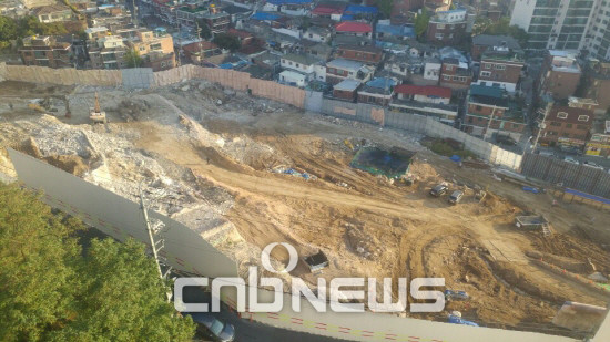 재건축·재개발 조합원들은 건설사 컨소시엄을 기피한다. 수주전에서 경쟁이 사라져 공사비와 공사기간 등에서 손해를 본다는 인식 때문이다. 서울의 한 재개발 공사 현장. (사진=손강훈 기자)