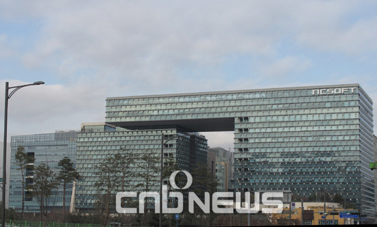'엔씨소프트 라이브러리'는 경기 성남 엔씨소프트 R&D센터 N동과 C동을 잇는 통로에 자리하고 있다. 건물에서 채광과 전망이 가장 좋은 곳이다. (사진=선명규 기자)