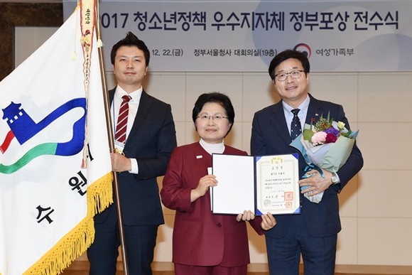 염태영 수원시장이 정현백 여성가족부 장관과 기념촬영을 하고 있다.(사진=수원시)