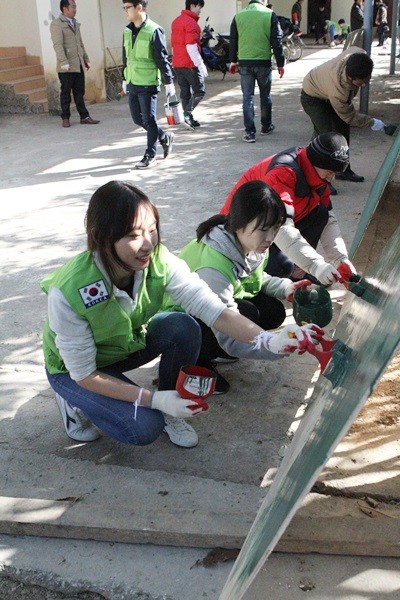 봉사단이 지역주민들과 함께 콩벤중학교에 설치할 칠판을 제작하고 있다.(사진=경기도시공사)