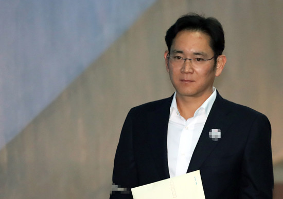 22일 서초구 서울고등법원에 들어서는 이재용 삼성전자 부회장(사진=연합뉴스 제공)