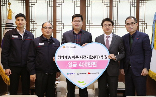 지난 18일 쌍용자동차 임직원들이 평택시에 직접 조립한 자전거를 전달한 뒤 김재광 평택시장(가운데)과 기념촬영을 하고 있다. (사진=쌍용자동차)