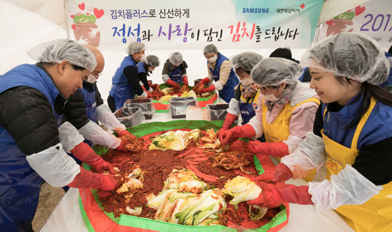 지난달 17일 경기도 수원에 있는 아동보육시설 경동원에서 삼성전자 임직원들이 어려운 이웃에게 전할 김치를 담그고 있다. (사진=삼성전자)