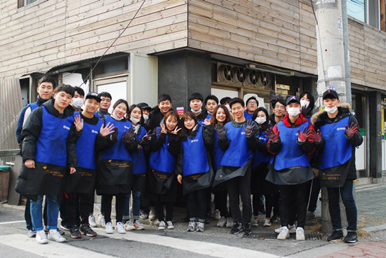 지난 22일 서울 용산구에서 진행된 연탄배달 봉사에 참여한 한진 '사랑의 연탄나눔’ 자원봉사자들이 기념 촬영을 하고 있다. (사진=한진)