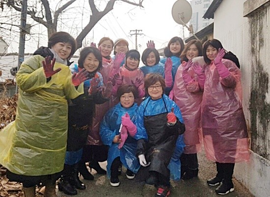 일산교육특별위원회 김덕심 회장, 이윤승 의원 등 자원봉사자들이 사랑의 연탄나눔 행사를 진행하면서 기념촬영 하고 있다(사진= 일산교육특위)