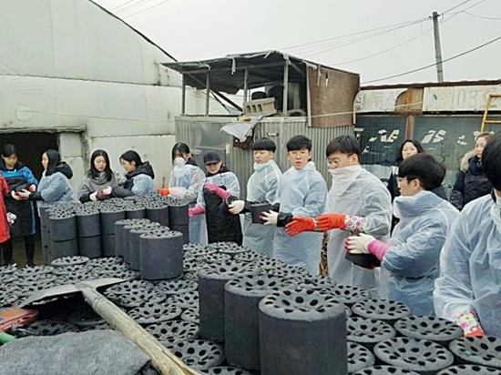 고양외고 학생들이 어려운 이웃들을 돕기 위한 일환으로 일산교육특위에서 마련한 사랑의 연탄나눔 활동을 하고 있다(사진= 일산교육특위)