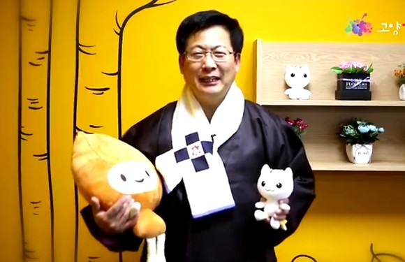 최성 고양시장이 새해 첫날 페이스북 방송을 통해 새해 인사를 하고 있다(사진= 김진부 기자)