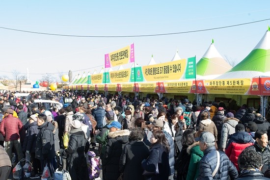 임진각광장에서 열리는 파주장단콩축제 전경(사진= 파주시)