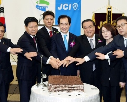자유한국당 홍문종 의원, 안병용 시장, 더불어민주당 문희상 의원등이 신년교례회에서 떡을 절단하고 있다(사진= 의정부시)