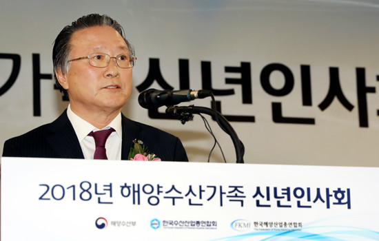 3일 서울 세종문화회관에서 개최된 해양수산가족 신년인사회에서 김임권 한국수산산업총연합회 회장이 신년사를 하고 있다. (사진=수협중앙회)