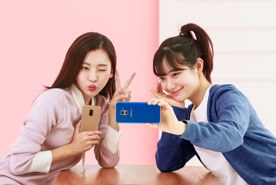 '갤럭시 A8'로 셀피를 촬영하는 모습 (사진=삼성전자)