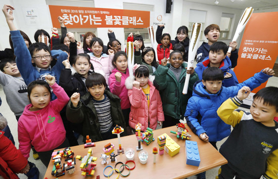 한화와 평창 동계올림픽 조직위원회는 8일 서울 구로구에 위치한 지구촌지역아동센터를 찾아 다문화 가정 아이들에게 평창동계올림픽의 의미와 종목 등을 소개하는 시간을 가졌다. (사진=한화)