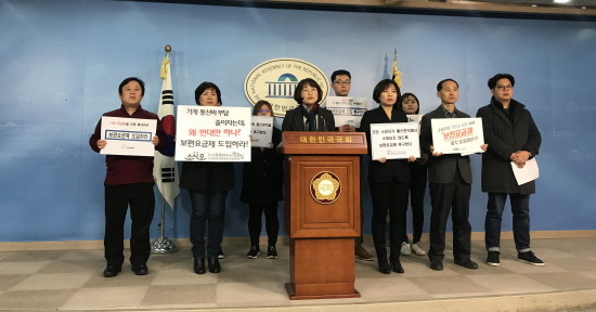 지난 3일 국회 정론관에서 국회 과학기술정보방송통신위원회 정의당 추혜선 의원과 ‘가계통신비 정책협의회’에 참여하고 있는 경제정의실천시민연합·소비자시민모임·참여연대·한국소비자연맹이 공동 기자회견을 열고 보편요금제 도입을 촉구하고 있는 모습. (사진=경실련)