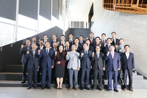 경기도시장군수협의회 제 13차 정기회의에 참석한 시장군수들이 포즈를 취하고 있다.(사진=경기도시장군수협의회)