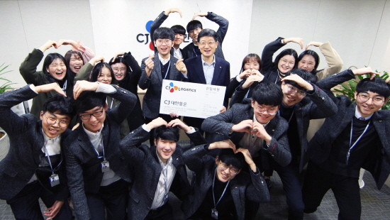 CJ대한통운 박근태 사장(가운데 오른쪽)이 사령장 수여식 후에 주니어트랙 신입사원들과 기념촬영을 하고 있다. (사진=CJ대한통운)