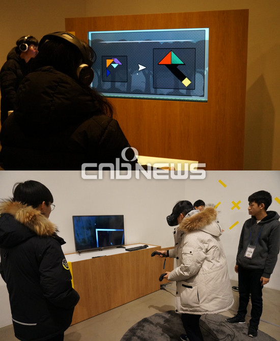 아카데미 참가 학생들은 전시회에서 자신이 만든 게임을 직접 소개하고 다른 게임을 체험하는 등 즐거운 시간을 보냈다. (위쪽부터)학생들이 PC게임과 VR게임을 직접 해보고 있다. (사진=손강훈 기자)