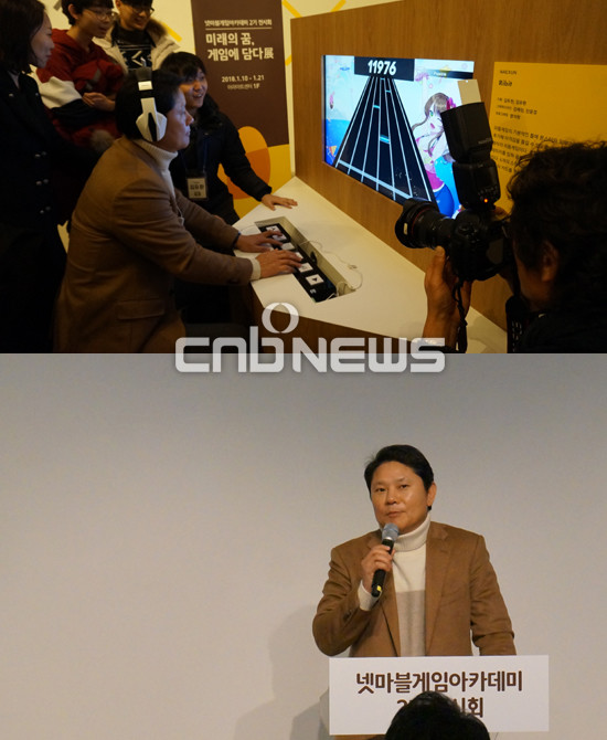 권영식 넷마블게임즈 대표는 넷마블 게임아케데미 전시회에 직접 참가, 학생들을 격려했다. (위쪽부터)리듬게임 Ribit을 직접 체험하고 있는 권영식 대표 모습과 앞으로도 지원을 아끼지 않을 것을 다짐하는 장면. (사진=손강훈 기자)