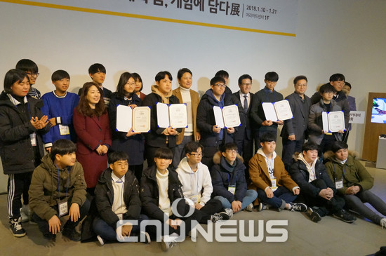 권영식 넷마블게임즈 대표(가운데)를 비롯한 내빈과 넷마블 게임아케데미 2기를 수료한 학생들이 함께 기념촬영을 하고 있다. (사진=손강훈 기자)