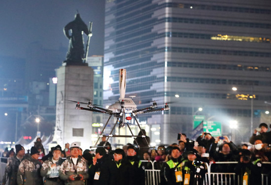 5G 네트워크를 연결한 5G 드론이 성화봉송 퍼포먼스를 하고 있다. (사진=KT)