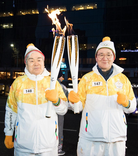 조양호 한진그룹 회장(왼쪽)과 조원태 대한항공 사장이 13일 광화문 일대에서 열린 '2018 평창 동계올림픽' 성화 봉송 행사에서 함께 달리고 있다. (사진=대한항공)